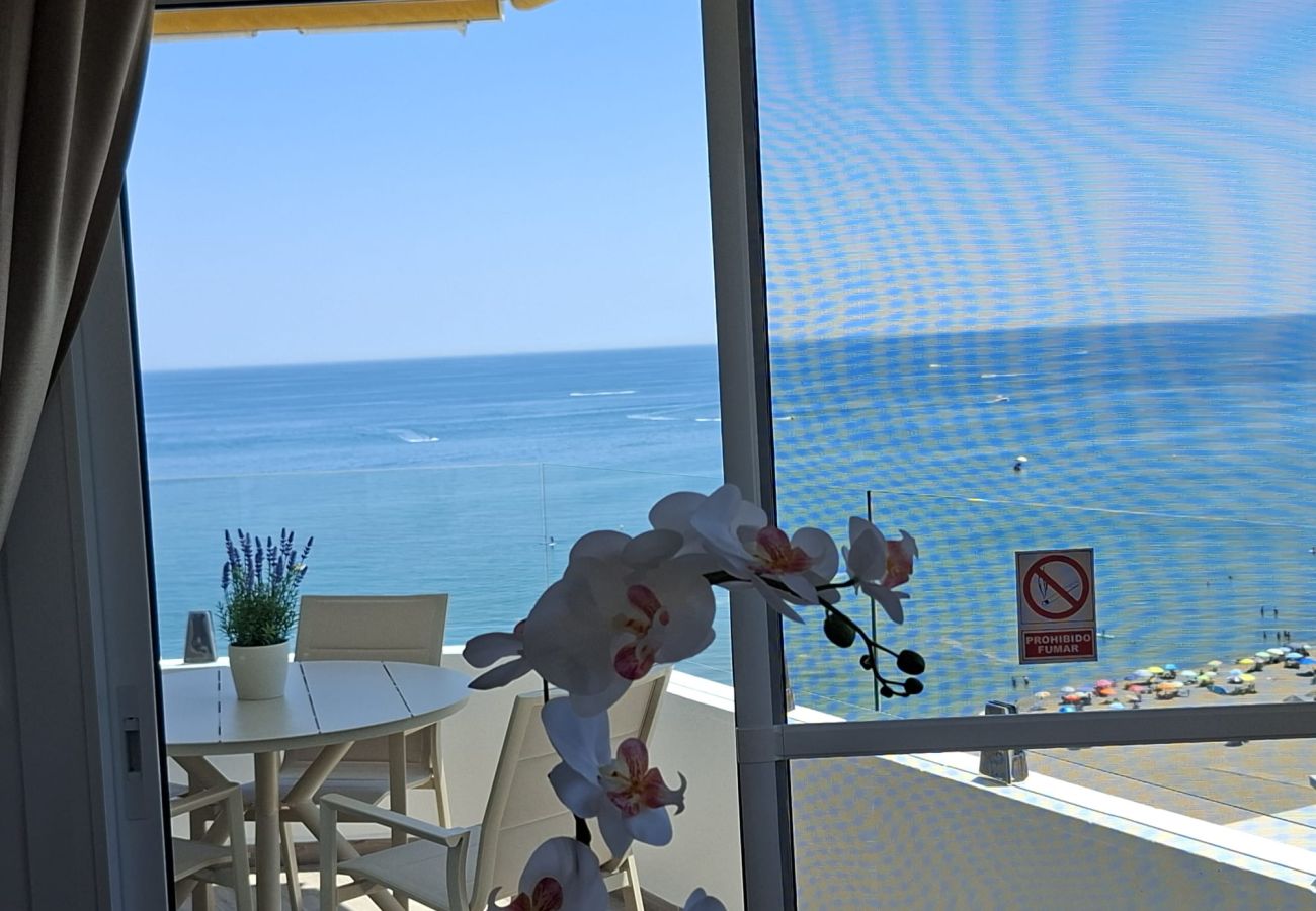 Apartamento en Fuengirola - Ref: 286. Apartamento de lujo en primera línea de playa con vistas al mar, piscina y preciosa terraza soleada