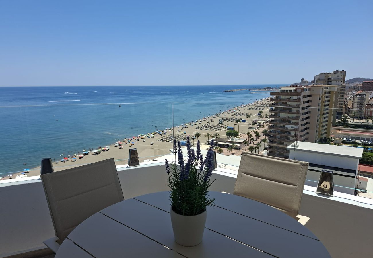 Apartamento en Fuengirola - Ref: 286. Apartamento de lujo en primera línea de playa con vistas al mar, piscina y preciosa terraza soleada