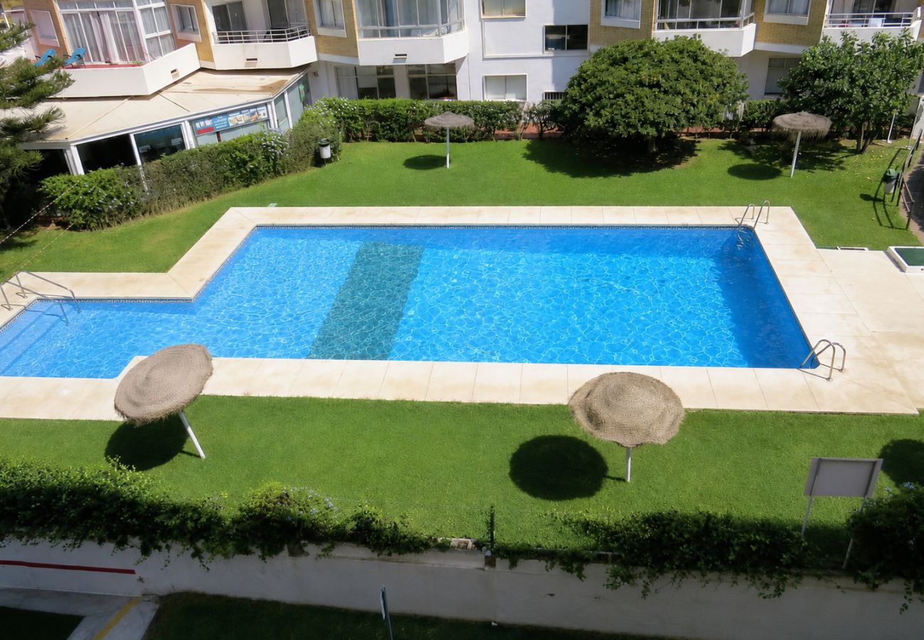 Apartamento en Fuengirola - Ref: 286. Apartamento de lujo en primera línea de playa con vistas al mar, piscina y preciosa terraza soleada
