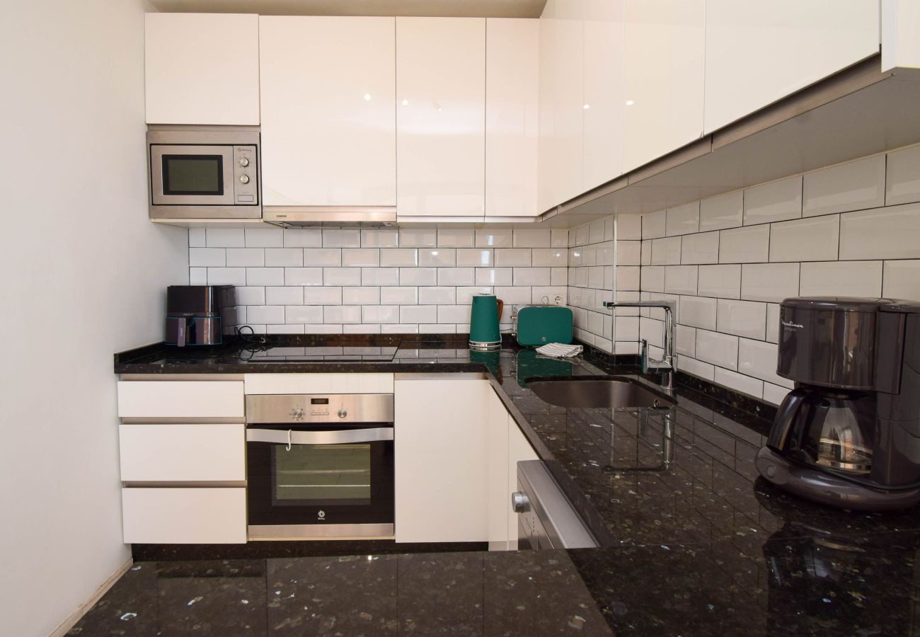 Apartamento en Fuengirola - Ref: 255 Apartamento de esquina con terraza y vistas al mar en Los Boliches