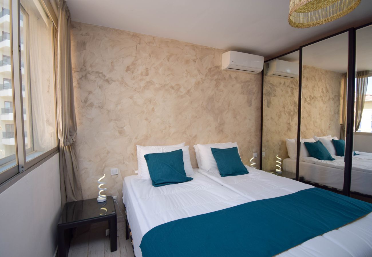 Apartamento en Fuengirola - Ref: 255 Apartamento de esquina con terraza y vistas al mar en Los Boliches