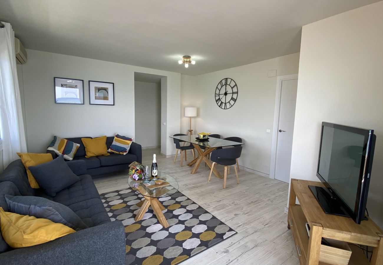 Apartamento en Fuengirola - Ref: 311 Apartamento esquinero modernizado en primera línea de playa en Torreblanca