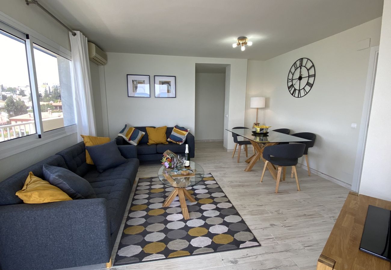 Apartamento en Fuengirola - Ref: 311 Apartamento esquinero modernizado en primera línea de playa en Torreblanca