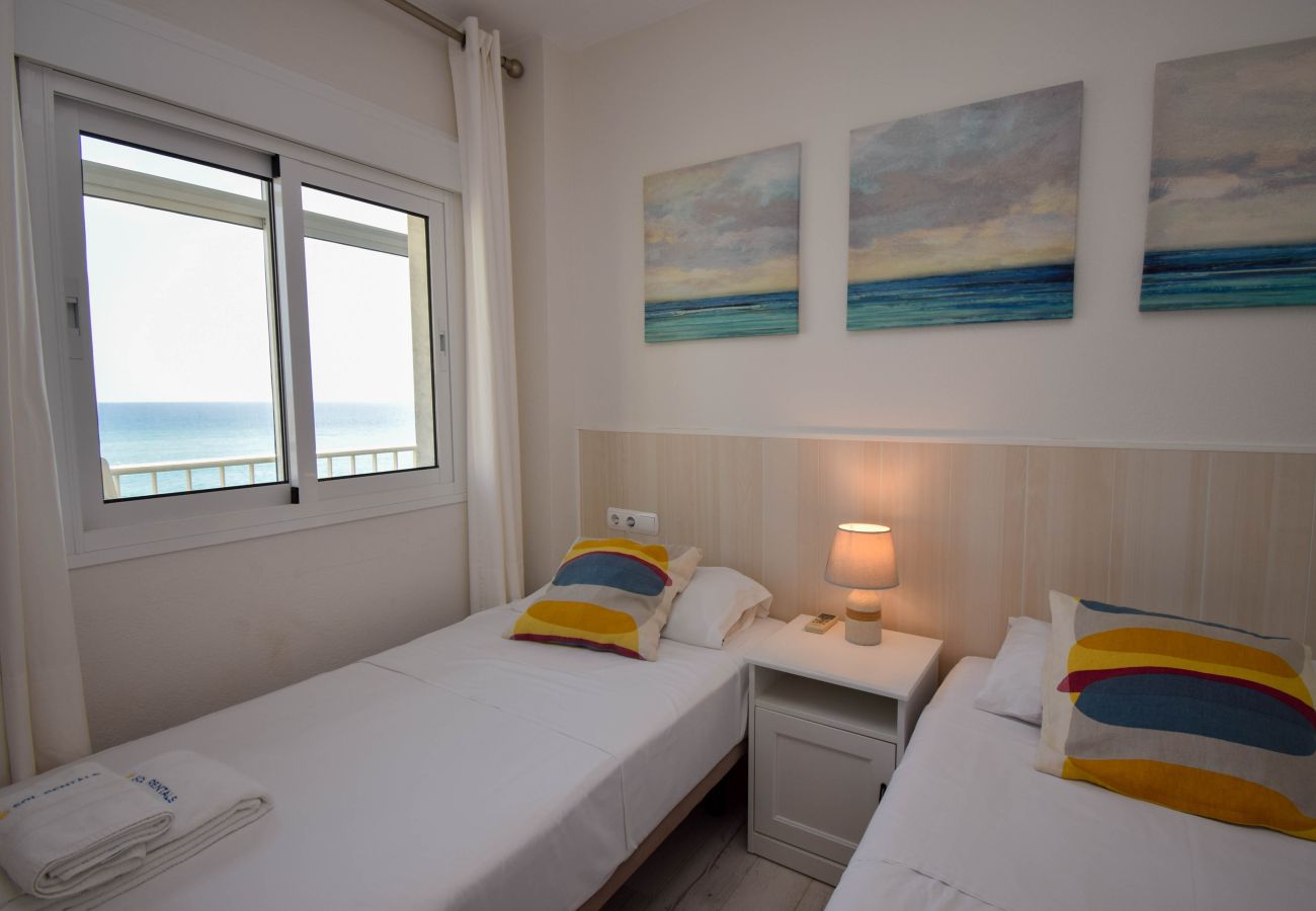 Apartamento en Fuengirola - Ref: 311 Apartamento esquinero modernizado en primera línea de playa en Torreblanca