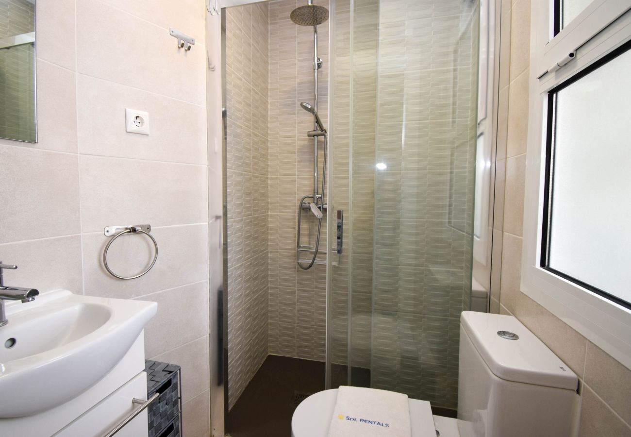 Apartamento en Fuengirola - Ref: 311 Apartamento esquinero modernizado en primera línea de playa en Torreblanca