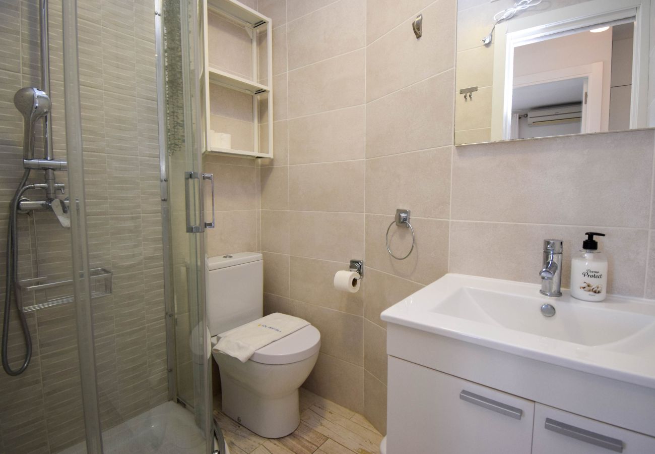 Apartamento en Fuengirola - Ref: 311 Apartamento esquinero modernizado en primera línea de playa en Torreblanca