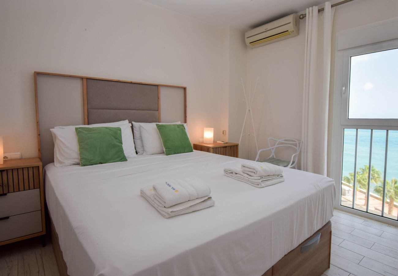 Apartamento en Fuengirola - Ref: 311 Apartamento esquinero modernizado en primera línea de playa en Torreblanca