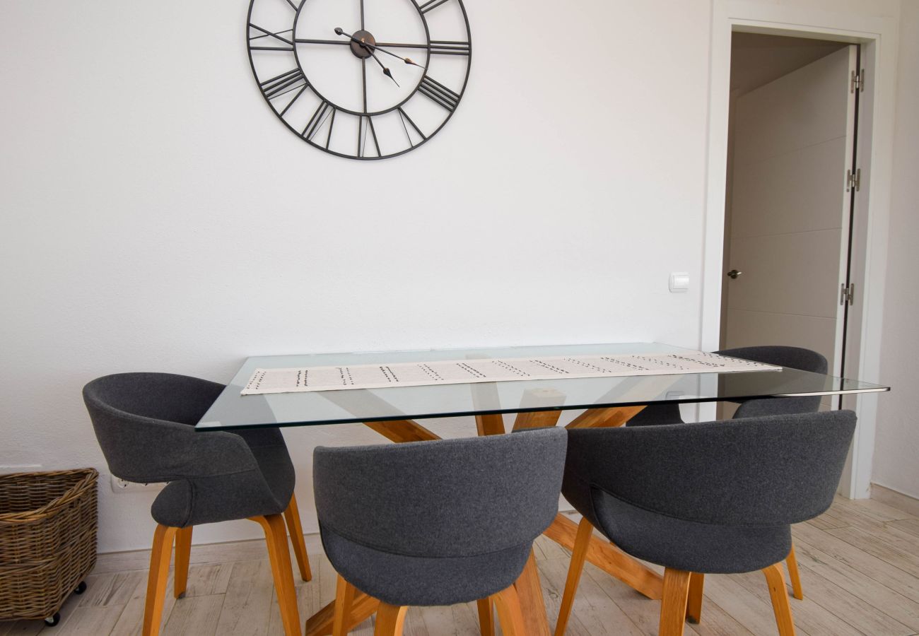 Apartamento en Fuengirola - Ref: 311 Apartamento esquinero modernizado en primera línea de playa en Torreblanca