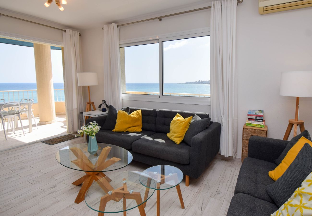 Apartamento en Fuengirola - Ref: 311 Apartamento esquinero modernizado en primera línea de playa en Torreblanca