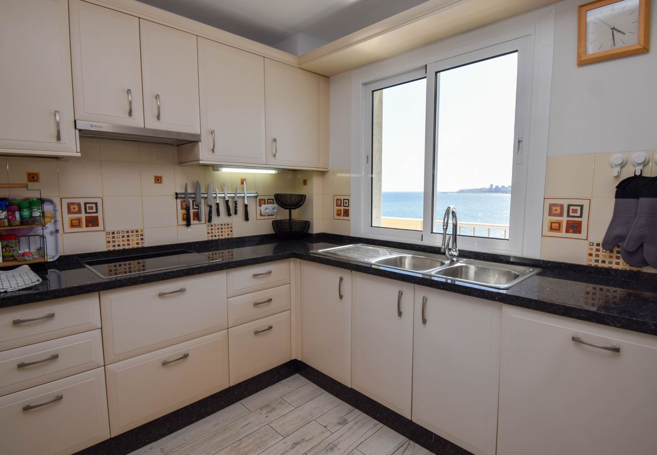Apartamento en Fuengirola - Ref: 311 Apartamento esquinero modernizado en primera línea de playa en Torreblanca