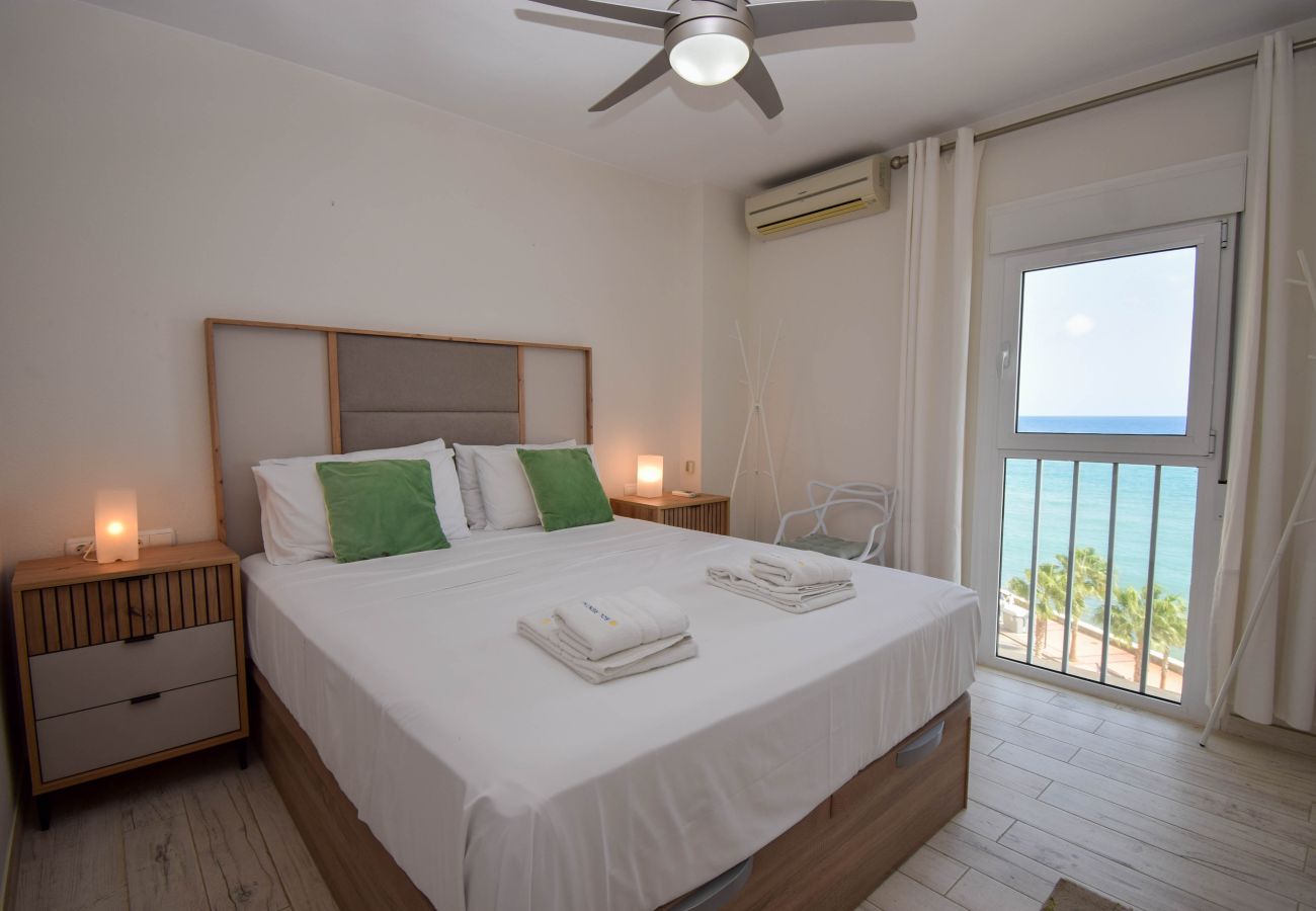 Apartamento en Fuengirola - Ref: 311 Apartamento esquinero modernizado en primera línea de playa en Torreblanca