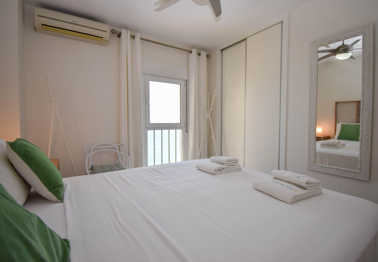 Apartamento en Fuengirola - Ref: 311 Apartamento esquinero modernizado en primera línea de playa en Torreblanca