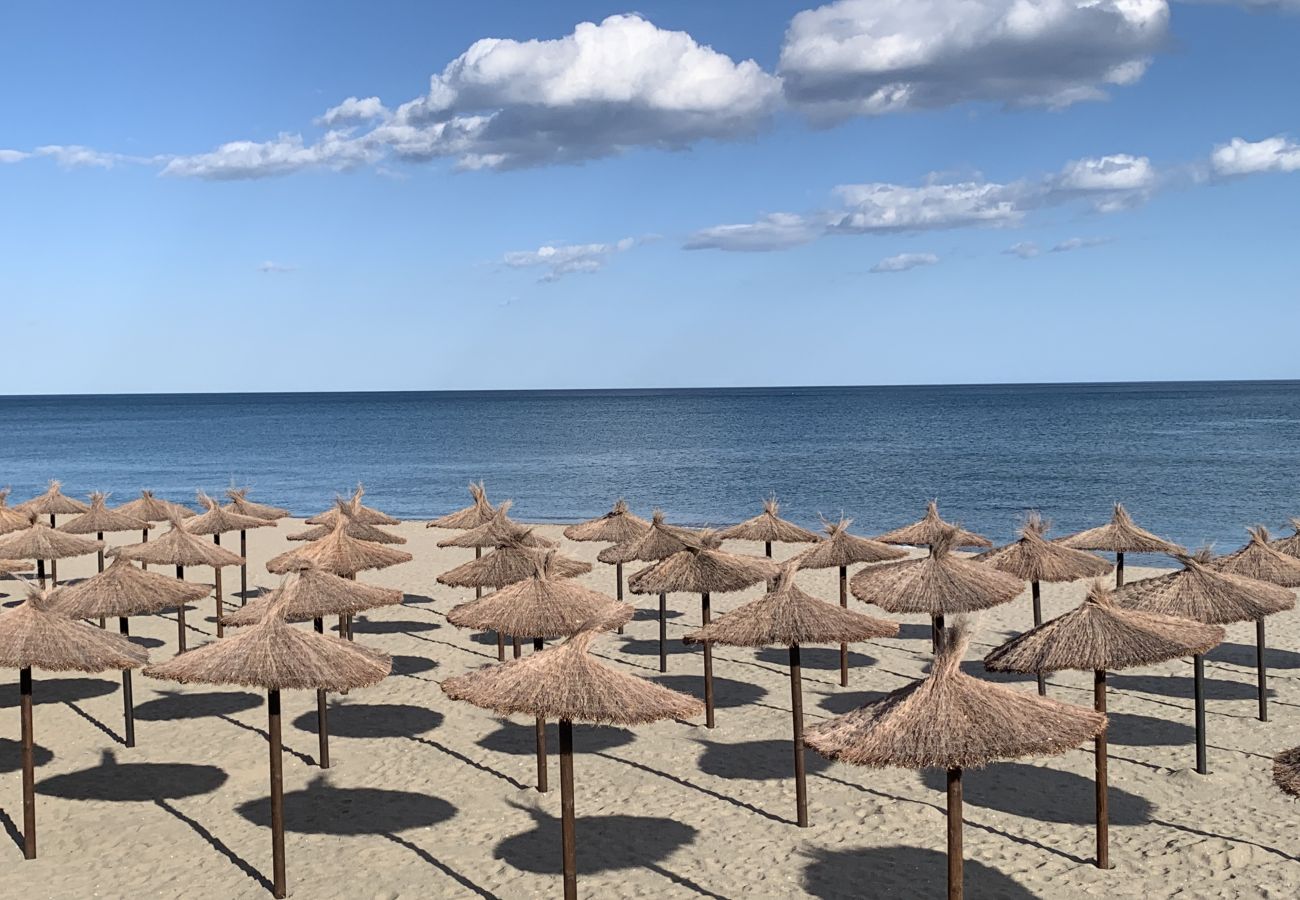 Apartamento en Fuengirola - Ref: 204 Apartamento de 2 dormitorios en primera línea de playa en Torreblanca con espectaculares vistas al mar