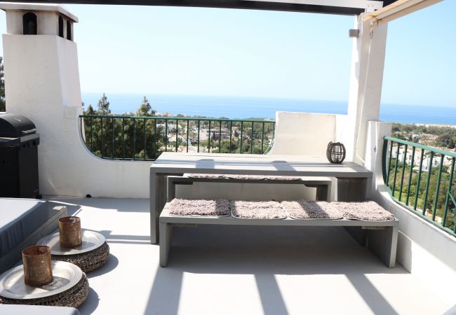 Apartamento en Mijas Costa - Ref: 244 Fantástico apartamento en Calahonda con grandes terrazas, vistas al mar y piscina