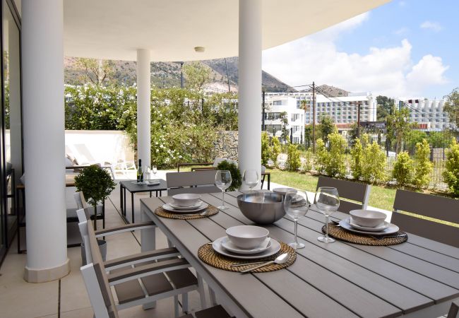 Apartamento en Fuengirola - Ref: 273 Lujoso y moderno apartamento con jardín en el popular complejo Higueron West