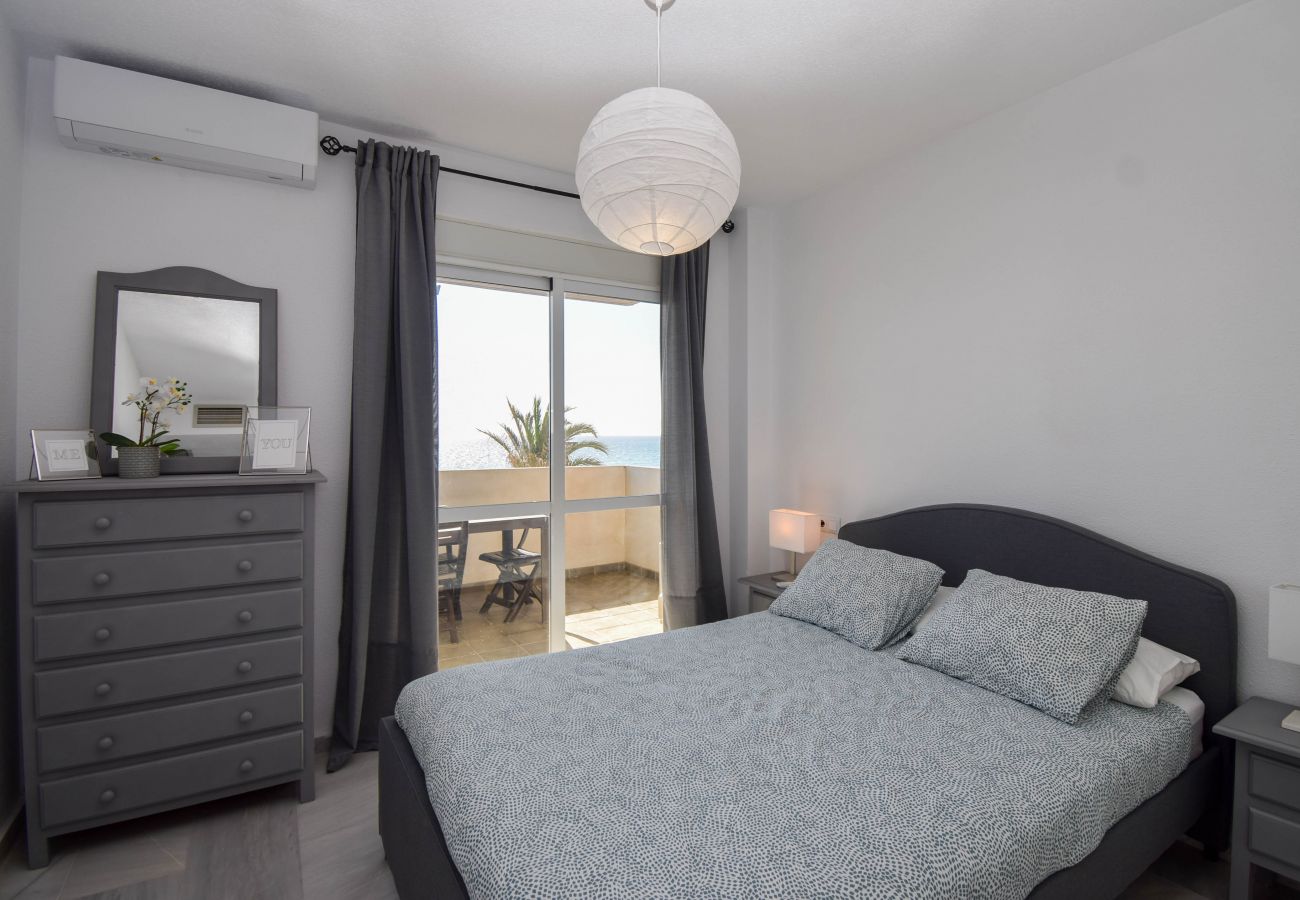 Apartamento en Fuengirola - Ref: 280 Encantador apartamento en primera linea de playa con terraza y vistas al mar en Carvajal