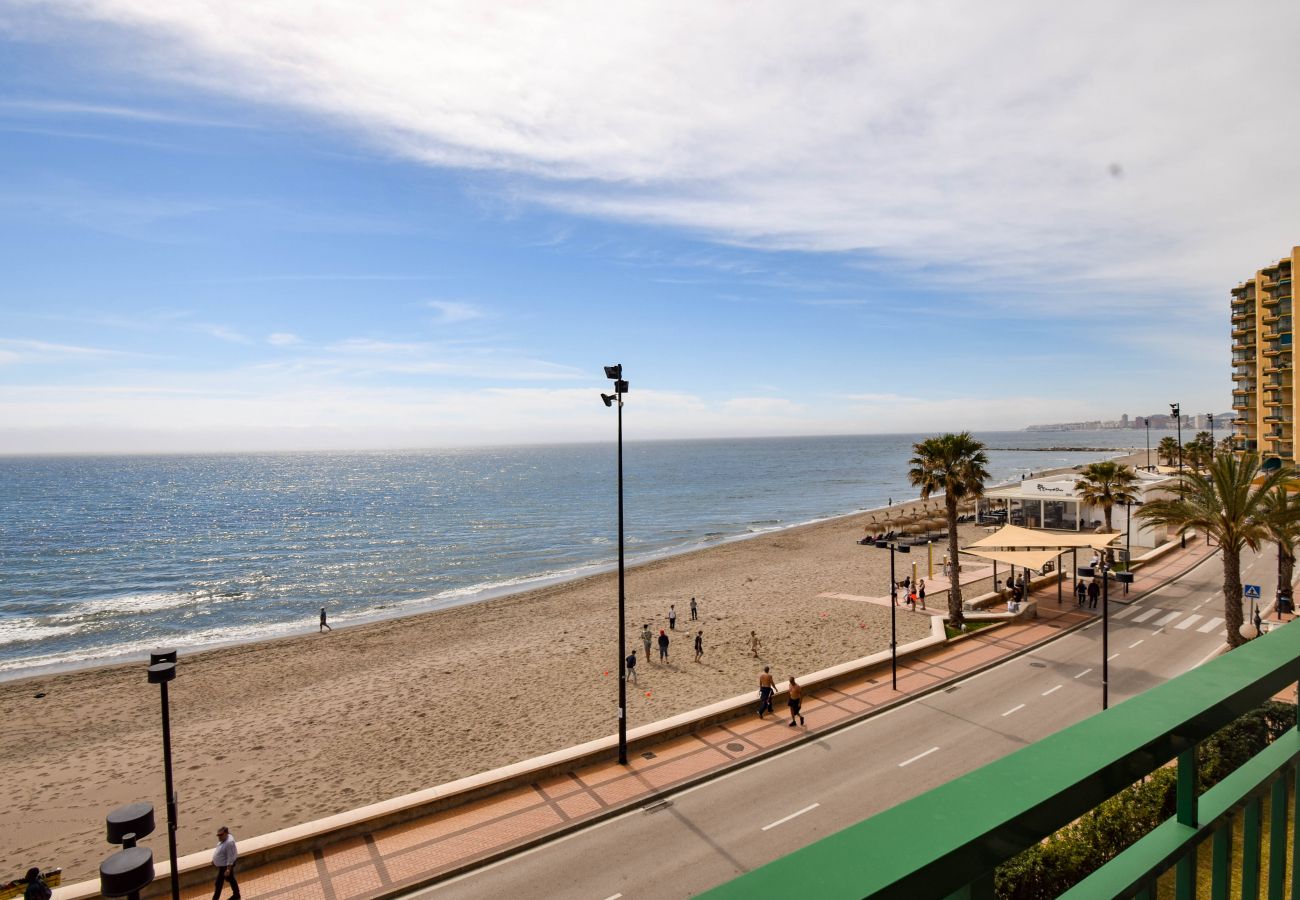 Apartamento en Fuengirola - Ref: 259 Precioso apartamento en primera línea de playa en Carvajal con terraza y vistas al mar