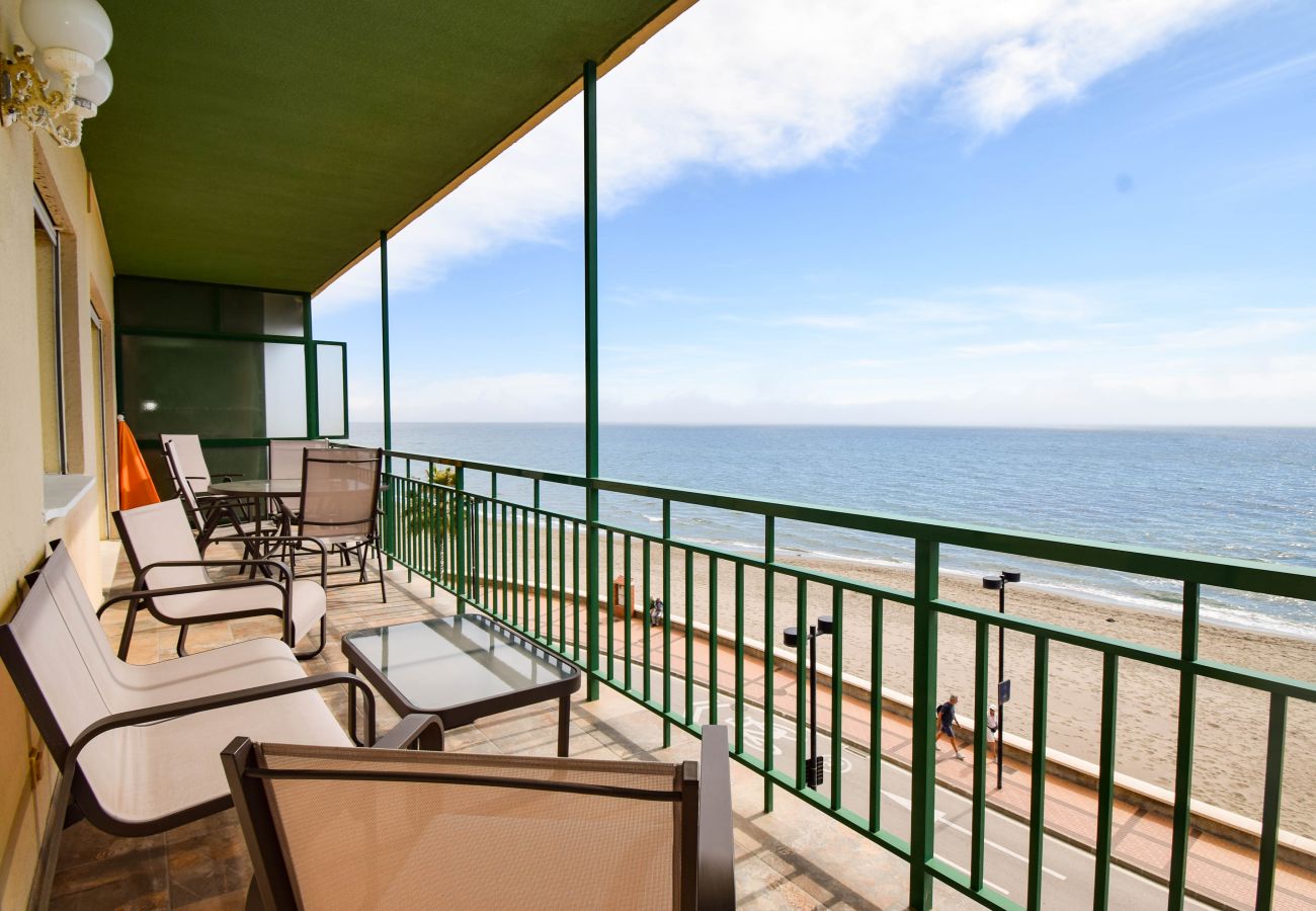 Apartamento en Fuengirola - Ref: 259 Precioso apartamento en primera línea de playa en Carvajal con terraza y vistas al mar
