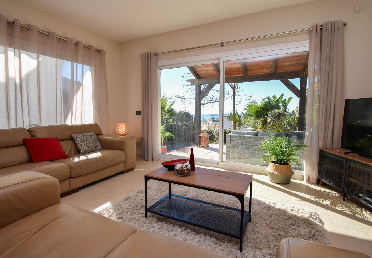 Apartamento en Benalmádena - Ref: 208 Amplio adosado de una planta con piscina y vistas panorámicas al mar en Benalmádena Pueblo
