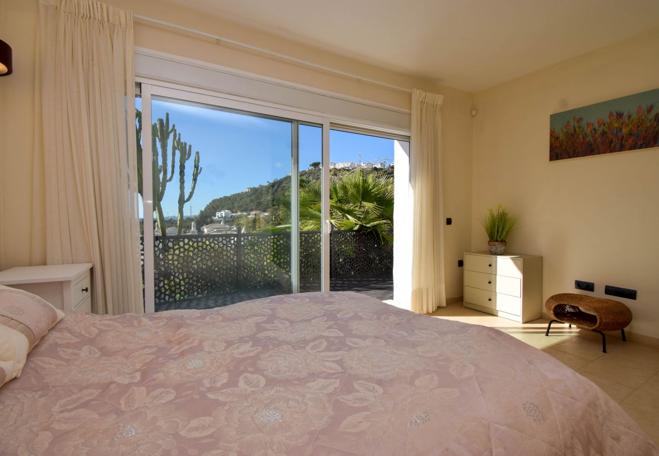 Apartamento en Benalmádena - Ref: 208 Amplio adosado de una planta con piscina y vistas panorámicas al mar en Benalmádena Pueblo