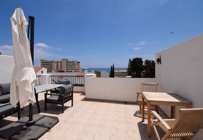  en Fuengirola - Ref 290: Adosado con solarium, vistas al mar, piscina y fácil acceso a pie a la playa.