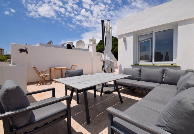 Casa adosada en Fuengirola - Ref 290: Adosado con solarium, vistas al mar, piscina y fácil acceso a pie a la playa.