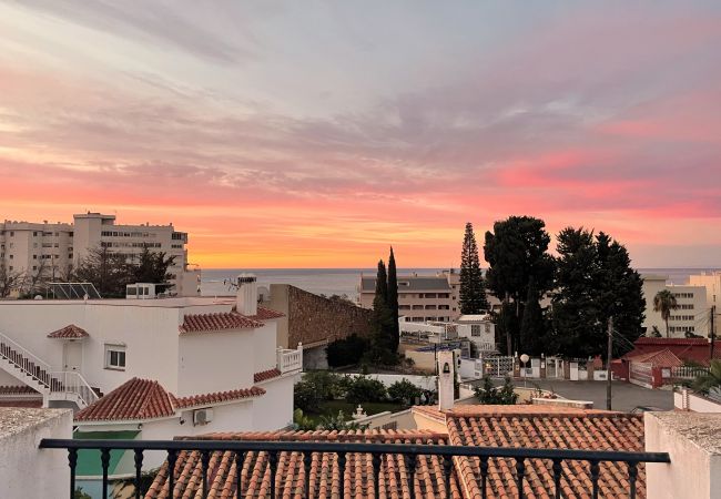 Casa adosada en Fuengirola - Ref 290: Adosado con solarium, vistas al mar, piscina y fácil acceso a pie a la playa.