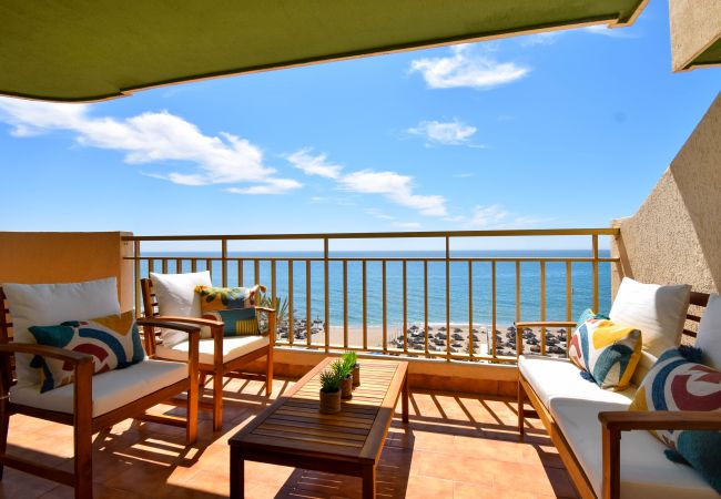 Apartamento en Fuengirola - Ref: 249 Estupendo apartamento en primera línea de mar con parking y piscina