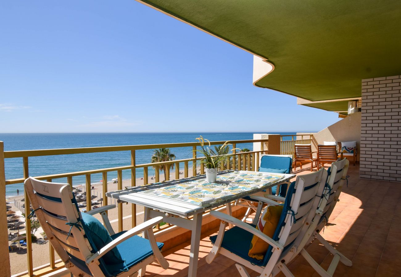 Apartamento en Fuengirola - Ref: 249 Estupendo apartamento en primera línea de mar con parking y piscina