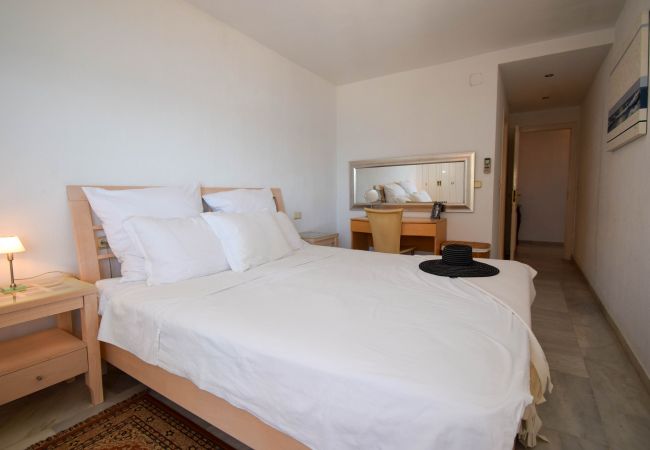 Apartamento en Fuengirola - Ref: 298 Amplio piso con 3 dormitorios/2 baños en primera línea de mar con vistas al mar Apartamento en Fuengirola - Ref: 298 Amplio piso con 3 dormitorios/2 baños en primera línea de mar con vistas al mar