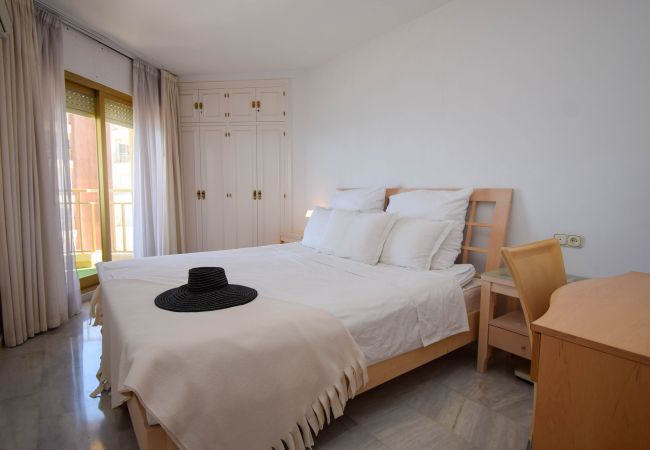 Apartamento en Fuengirola - Ref: 298 Amplio piso con 3 dormitorios/2 baños en primera línea de mar con vistas al mar Apartamento en Fuengirola - Ref: 298 Amplio piso con 3 dormitorios/2 baños en primera línea de mar con vistas al mar
