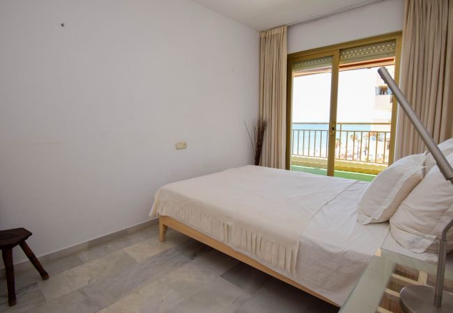 Apartamento en Fuengirola - Ref: 298 Amplio piso con 3 dormitorios/2 baños en primera línea de mar con vistas al mar