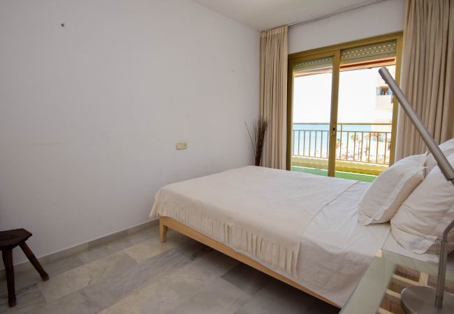 Apartamento en Fuengirola - Ref: 298 Amplio piso con 3 dormitorios/2 baños en primera línea de mar con vistas al mar Apartamento en Fuengirola - Ref: 298 Amplio piso con 3 dormitorios/2 baños en primera línea de mar con vistas al mar