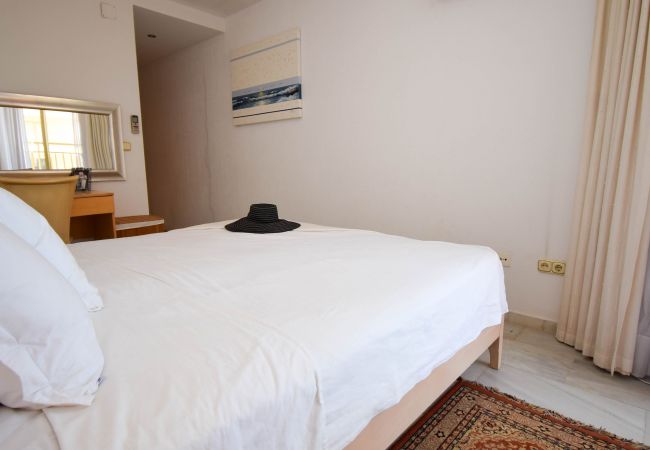 Apartamento en Fuengirola - Ref: 298 Amplio piso con 3 dormitorios/2 baños en primera línea de mar con vistas al mar Apartamento en Fuengirola - Ref: 298 Amplio piso con 3 dormitorios/2 baños en primera línea de mar con vistas al mar
