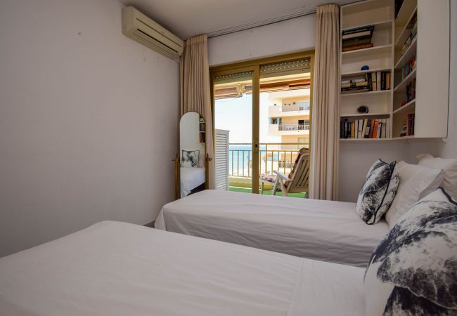 Apartamento en Fuengirola - Ref: 298 Amplio piso con 3 dormitorios/2 baños en primera línea de mar con vistas al mar Apartamento en Fuengirola - Ref: 298 Amplio piso con 3 dormitorios/2 baños en primera línea de mar con vistas al mar