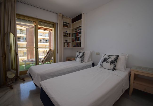 Apartamento en Fuengirola - Ref: 298 Amplio piso con 3 dormitorios/2 baños en primera línea de mar con vistas al mar Apartamento en Fuengirola - Ref: 298 Amplio piso con 3 dormitorios/2 baños en primera línea de mar con vistas al mar