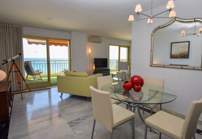 Apartamento en Fuengirola - Ref: 298 Amplio piso con 3 dormitorios/2 baños en primera línea de mar con vistas al mar Apartamento en Fuengirola - Ref: 298 Amplio piso con 3 dormitorios/2 baños en primera línea de mar con vistas al mar