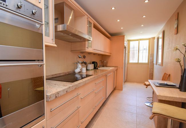 Apartamento en Fuengirola - Ref: 298 Amplio piso con 3 dormitorios/2 baños en primera línea de mar con vistas al mar