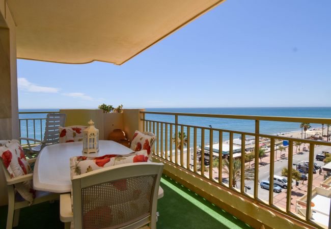 Apartamento en Fuengirola - Ref: 298 Amplio piso con 3 dormitorios/2 baños en primera línea de mar con vistas al mar