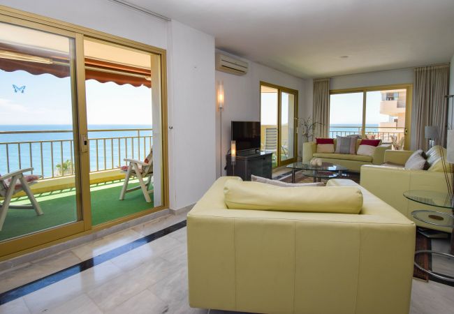 Apartamento en Fuengirola - Ref: 298 Amplio piso con 3 dormitorios/2 baños en primera línea de mar con vistas al mar