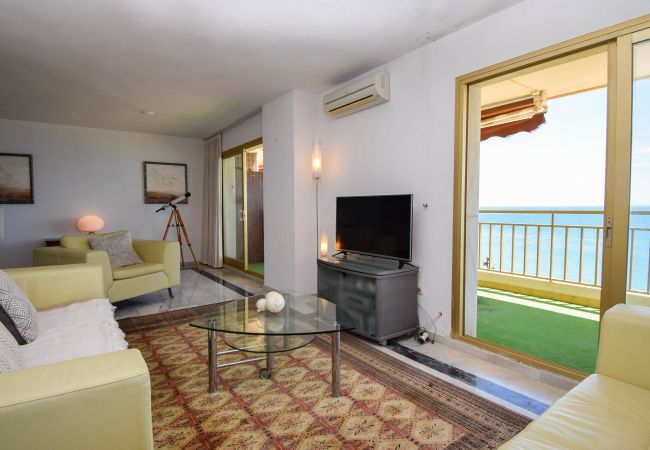 Apartamento en Fuengirola - Ref: 298 Amplio piso con 3 dormitorios/2 baños en primera línea de mar con vistas al mar Apartamento en Fuengirola - Ref: 298 Amplio piso con 3 dormitorios/2 baños en primera línea de mar con vistas al mar
