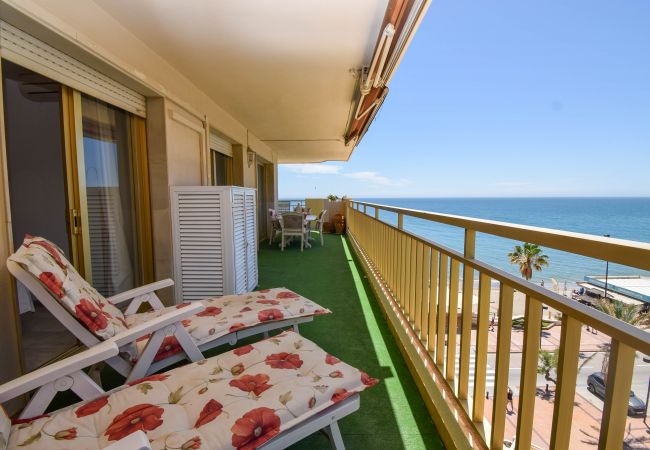 Apartamento en Fuengirola - Ref: 298 Amplio piso con 3 dormitorios/2 baños en primera línea de mar con vistas al mar