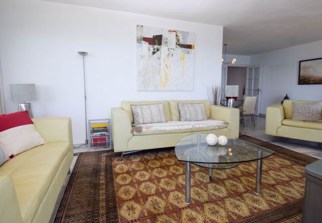 Apartamento en Fuengirola - Ref: 298 Amplio piso con 3 dormitorios/2 baños en primera línea de mar con vistas al mar Apartamento en Fuengirola - Ref: 298 Amplio piso con 3 dormitorios/2 baños en primera línea de mar con vistas al mar