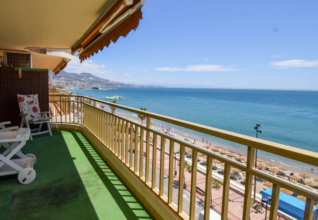 Apartamento en Fuengirola - Ref: 298 Amplio piso con 3 dormitorios/2 baños en primera línea de mar con vistas al mar