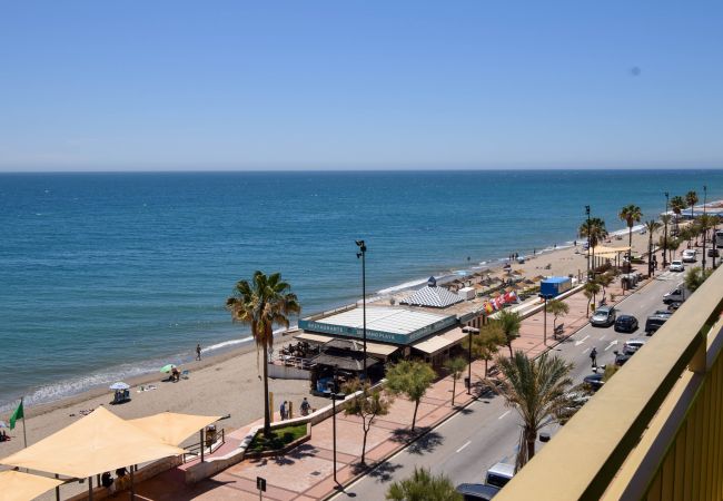 Apartamento en Fuengirola - Ref: 298 Amplio piso con 3 dormitorios/2 baños en primera línea de mar con vistas al mar