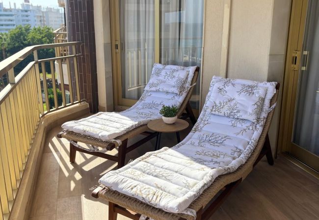 Apartamento en Fuengirola - Ref: 298 Amplio piso con 3 dormitorios/2 baños en primera línea de mar con vistas al mar Apartamento en Fuengirola - Ref: 298 Amplio piso con 3 dormitorios/2 baños en primera línea de mar con vistas al mar