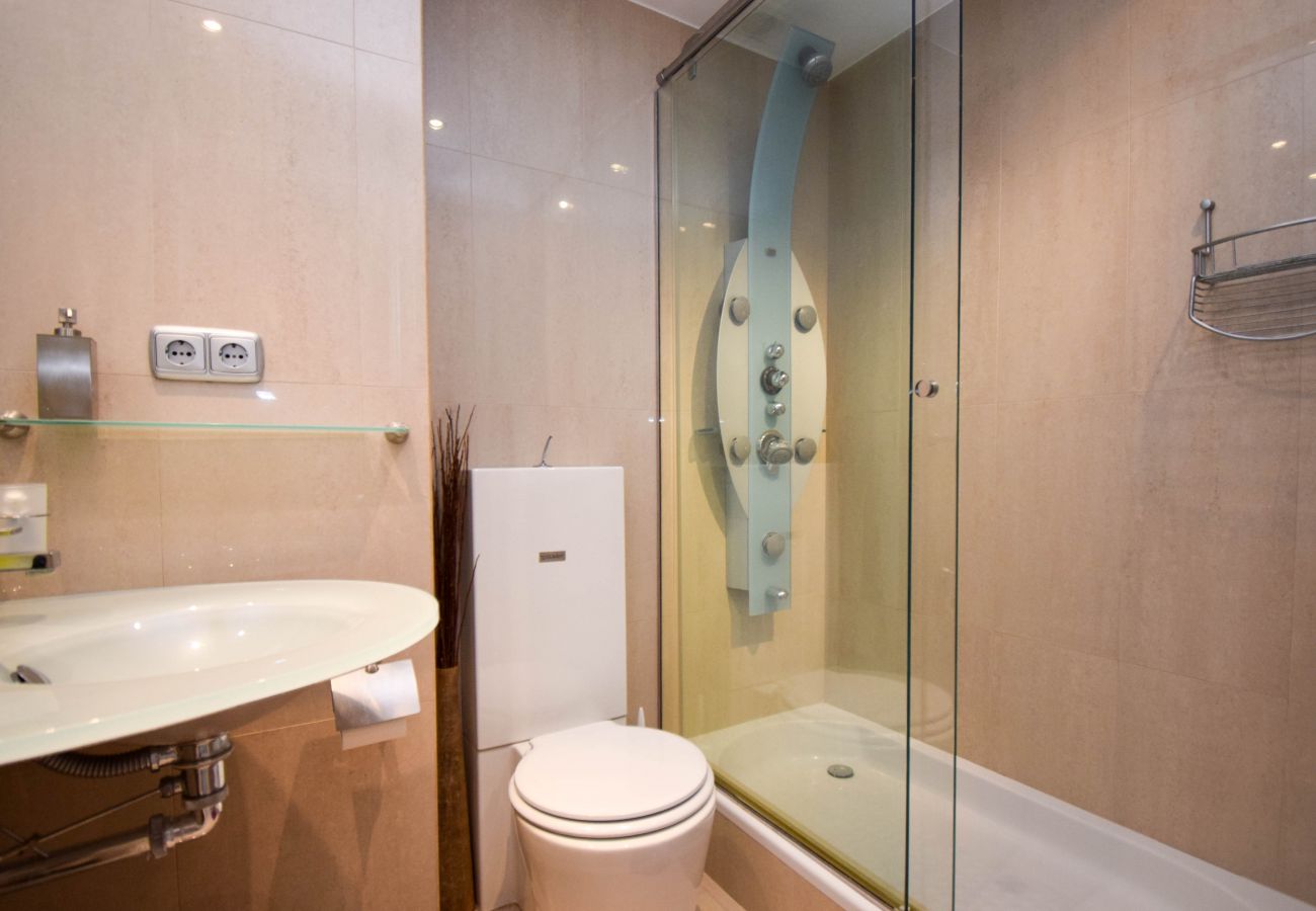Apartamento en Fuengirola - Ref: 298 Amplio piso con 3 dormitorios/2 baños en primera línea de mar con vistas al mar