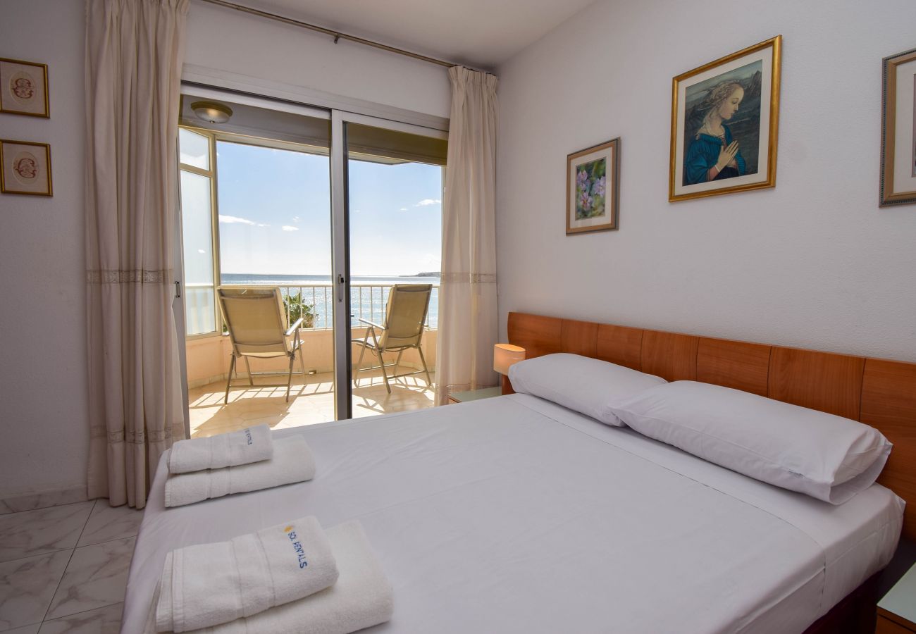 Apartamento en Fuengirola - Ref 220 Apartamento en primera línea de playa con 2 dormitorios y vistas al mar en Torreblanca