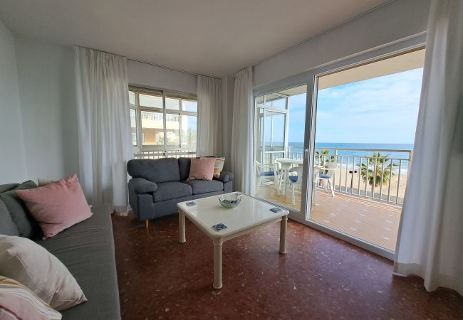 Apartamento en Fuengirola - Ref: 320 Apartamento en primera línea de playa en Torreblanca con impresionantes vistas al mar