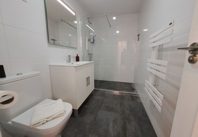 Apartamento en Fuengirola - Ref: 324 Céntrico apartamento de 3 dormitorios con piscina y cerca de todo